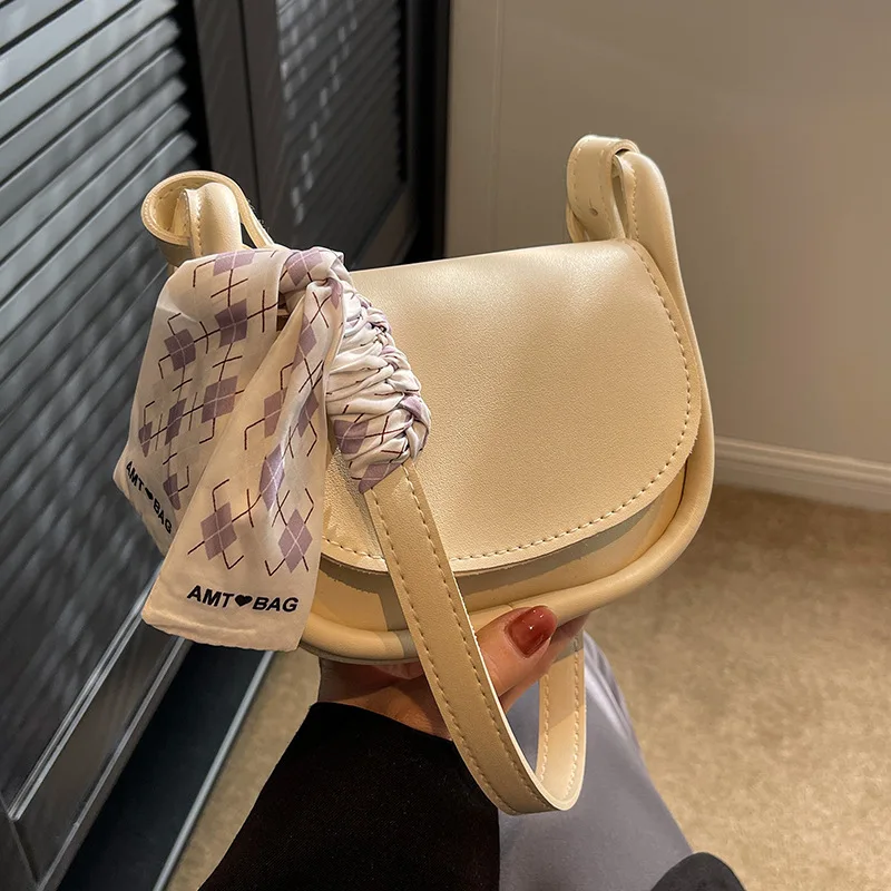 Гореща продажба на дамска чанта 2023 Нов нишов дизайн Прости и гъвкави изящни шалове Модерна малка квадратна чанта за жени . ' - ' . 2