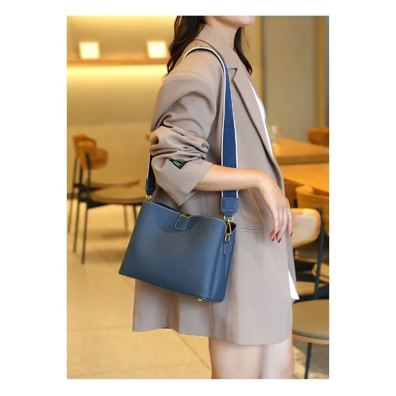 2024 Модна тенденция Нова естествена кожа Дамски чанти Ниша дизайн Висок клас чанти за рамо Изящни и гъвкави модни чанти . ' - ' . 0