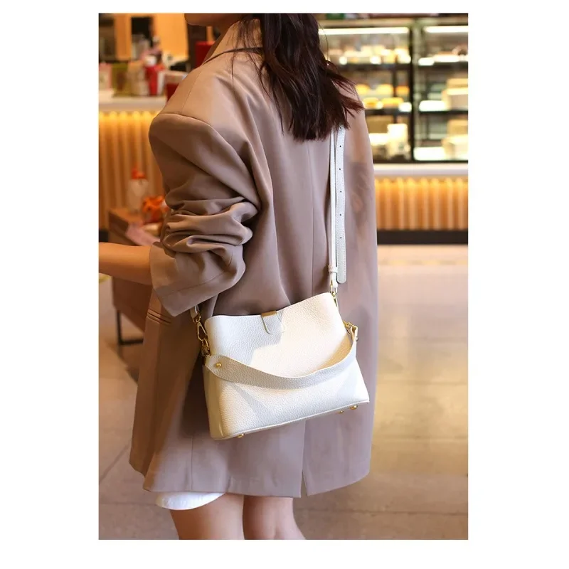 2024 Модна тенденция Нова естествена кожа Дамски чанти Ниша дизайн Висок клас чанти за рамо Изящни и гъвкави модни чанти . ' - ' . 1