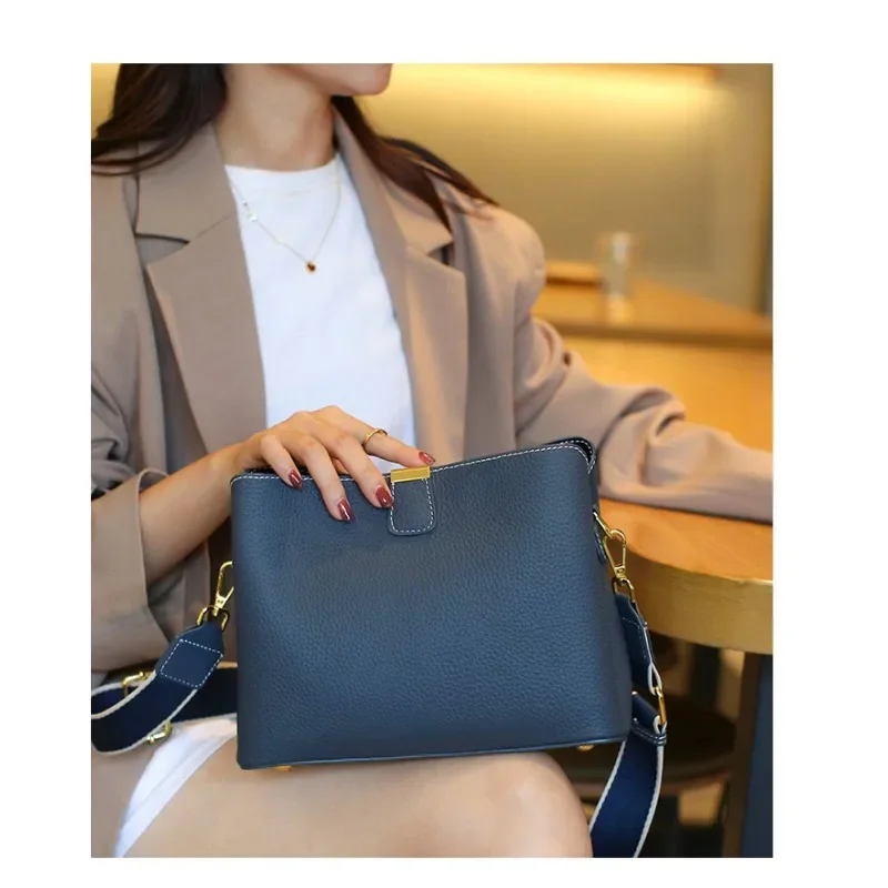 2024 Модна тенденция Нова естествена кожа Дамски чанти Ниша дизайн Висок клас чанти за рамо Изящни и гъвкави модни чанти . ' - ' . 2