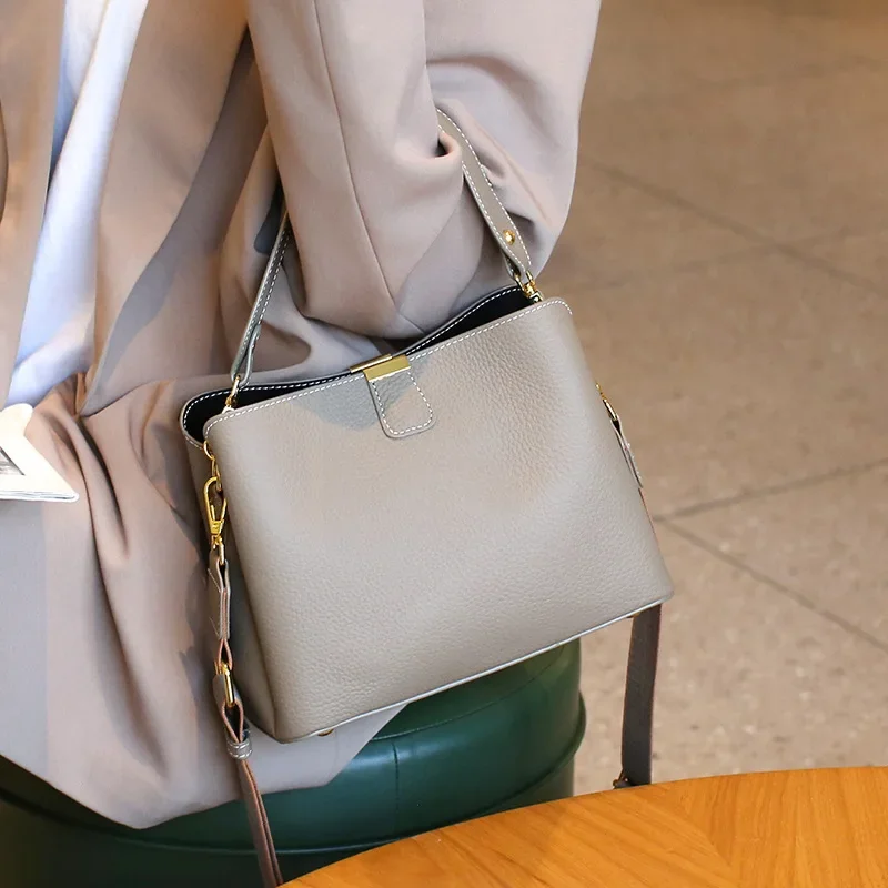 2024 Модна тенденция Нова естествена кожа Дамски чанти Ниша дизайн Висок клас чанти за рамо Изящни и гъвкави модни чанти . ' - ' . 3