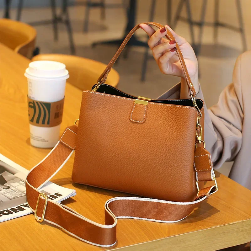 2024 Модна тенденция Нова естествена кожа Дамски чанти Ниша дизайн Висок клас чанти за рамо Изящни и гъвкави модни чанти . ' - ' . 4